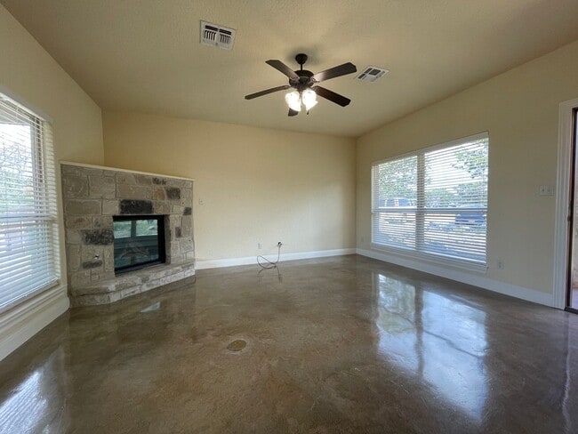 137 Rodeo Dr S in Kerrville, TX - Building Photo - Building Photo