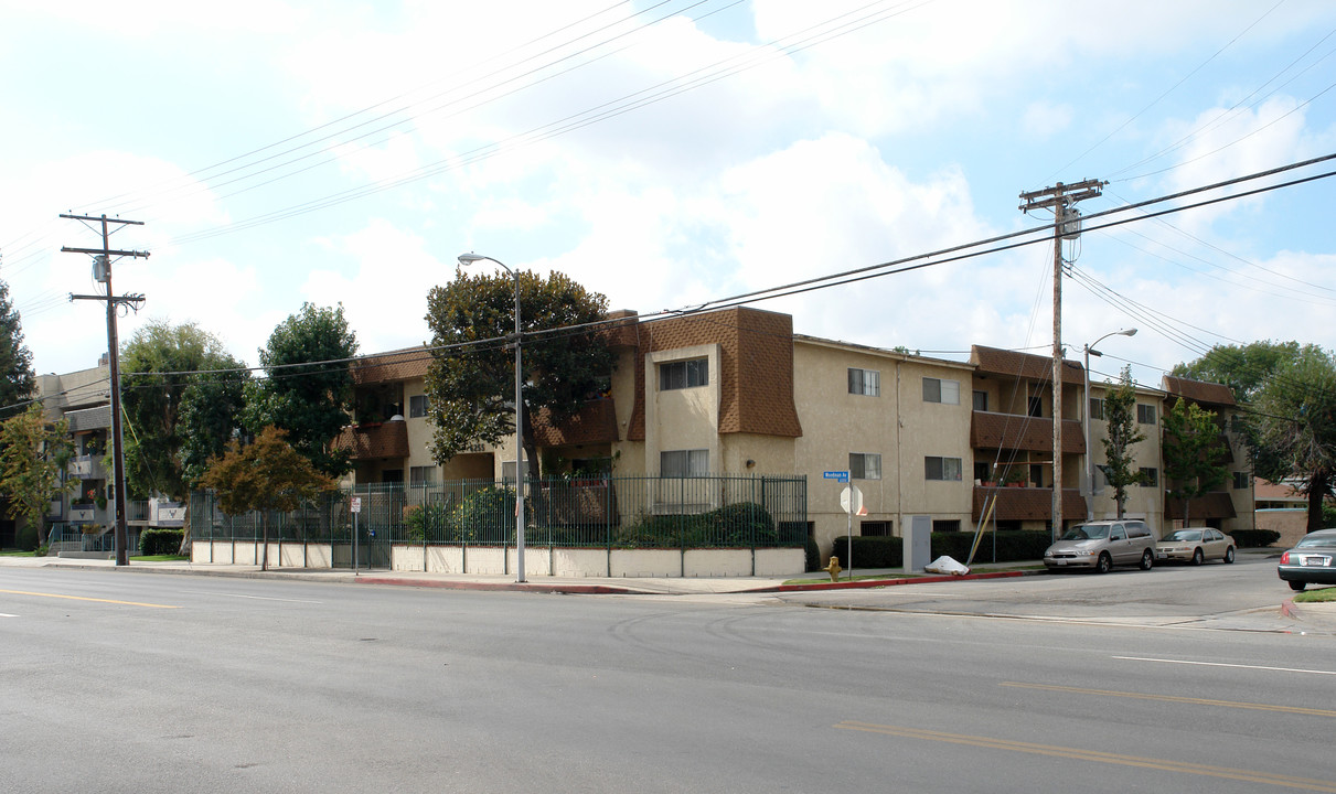 6255 Woodman Ave in Van Nuys, CA - Building Photo