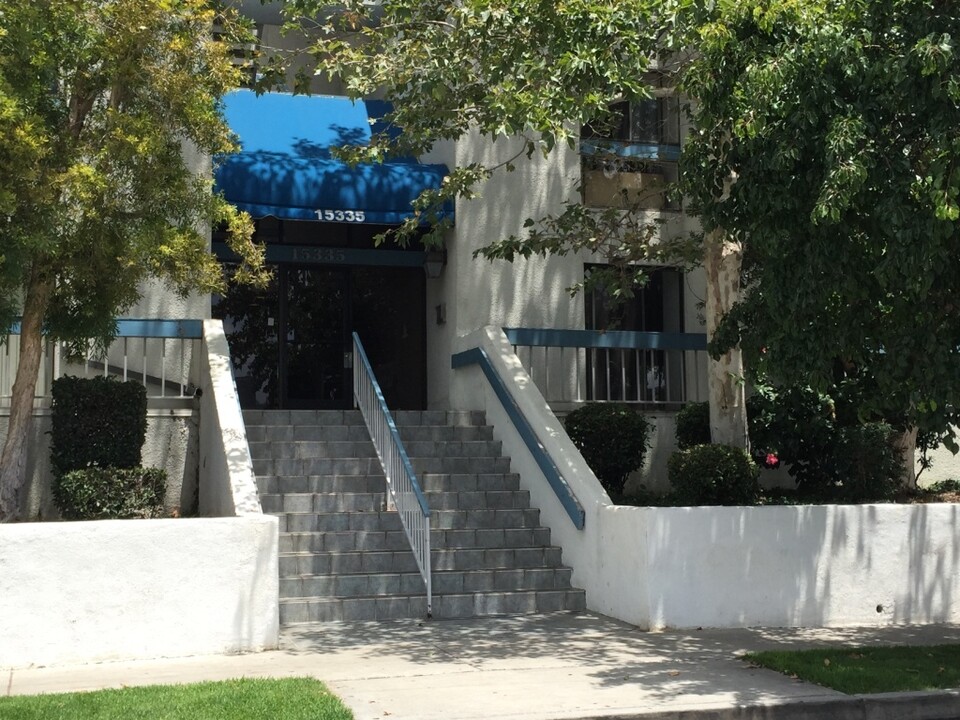 15335 Magnolia Blvd in Los Angeles, CA - Building Photo