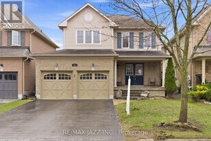 42 Russell Barton Ln in Uxbridge, ON - Building Photo