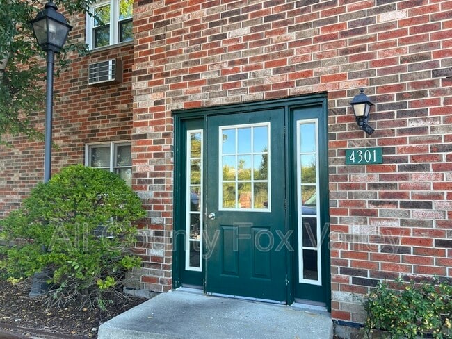 4301 W Shamrock Ln in McHenry, IL - Building Photo - Building Photo