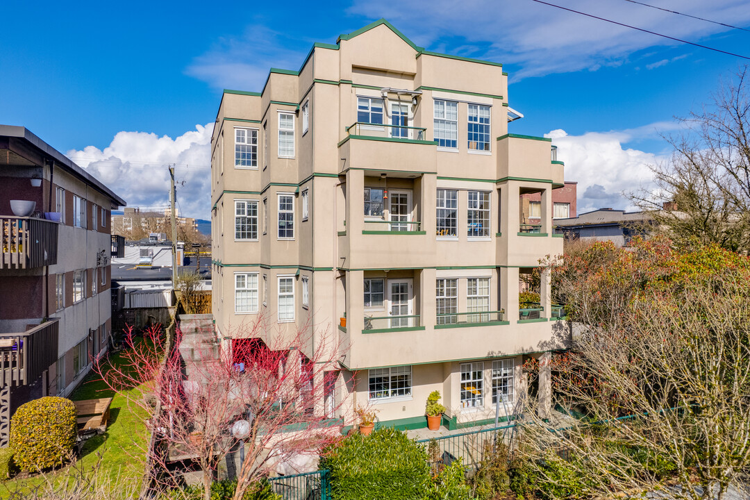 Vine Gardens in Vancouver, BC - Building Photo