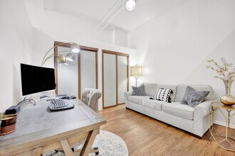 360 W Illinois St in Chicago, IL - Building Photo - Building Photo