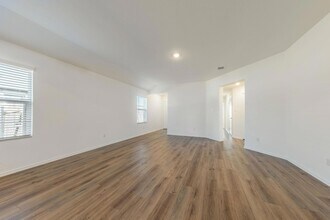 602 Waterway Ave in Hutto, TX - Foto de edificio - Building Photo