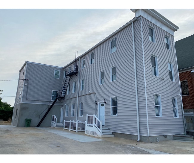 property at 6 S Franklintown Rd