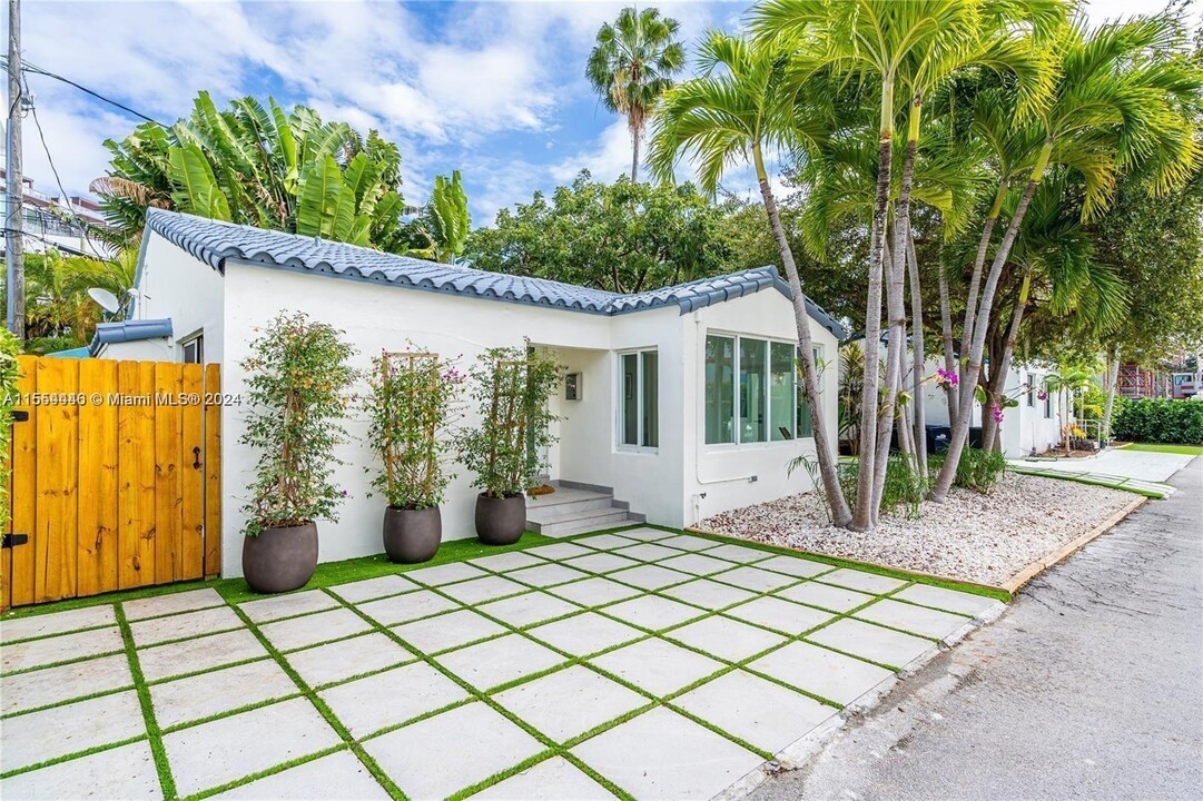 12 Farrey Ln in Miami Beach, FL - Building Photo