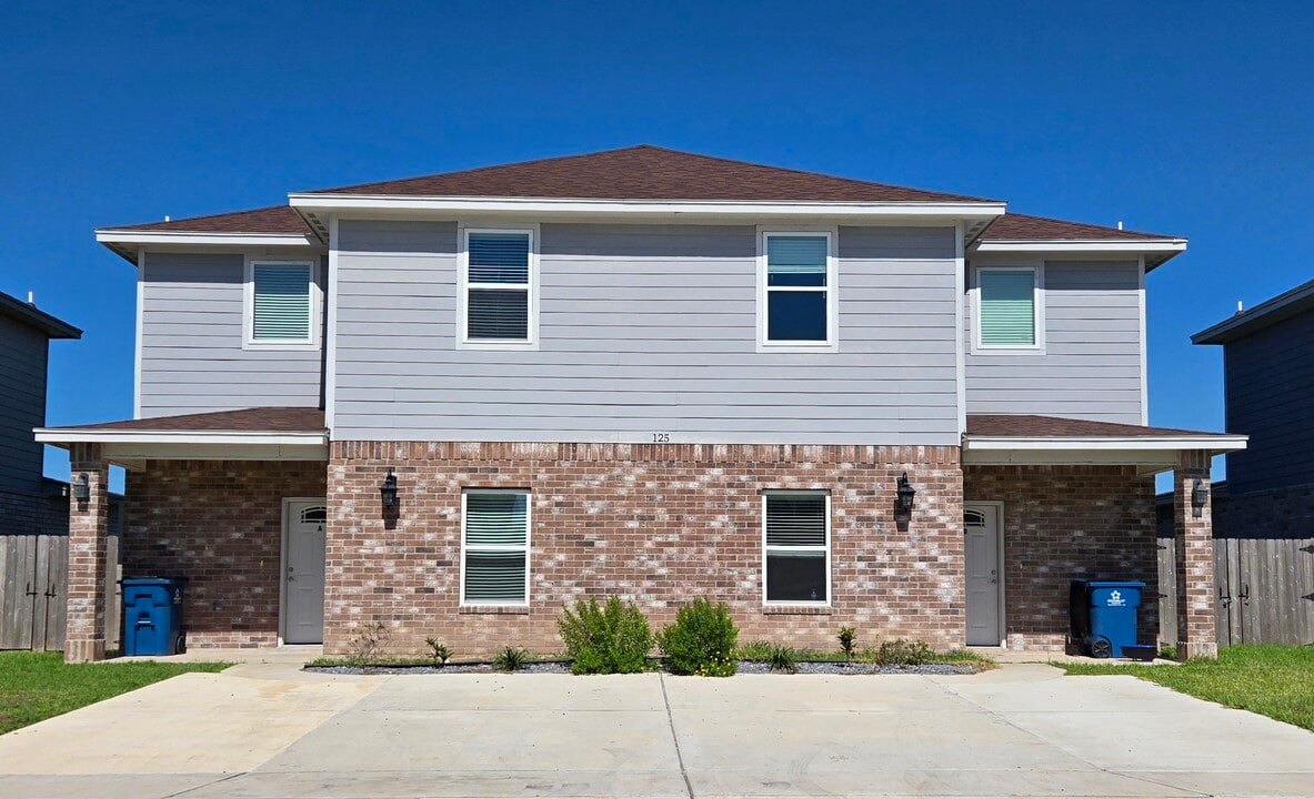 107 Mimosa St in Los Fresnos, TX - Building Photo