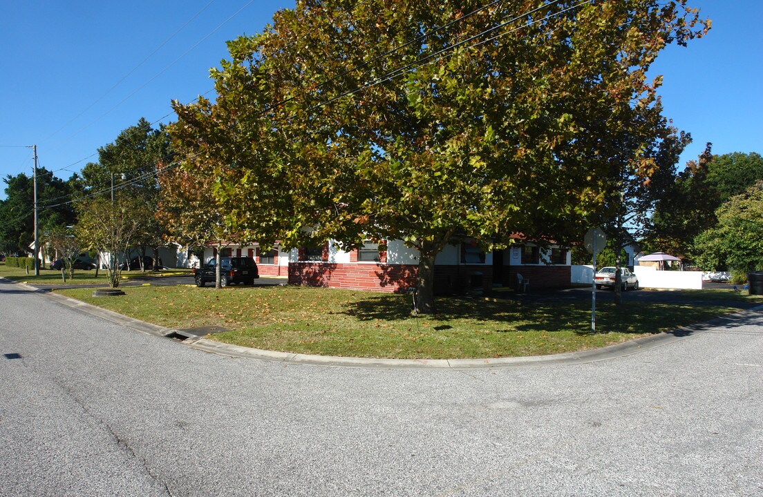 143 NE Madison Cir N in St. Petersburg, FL - Building Photo