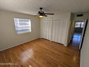 2050 College St in Jacksonville, FL - Foto de edificio - Building Photo