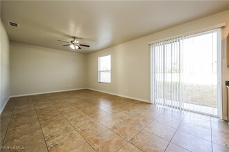 825 Eisenhower Blvd in Lehigh Acres, FL - Foto de edificio - Building Photo