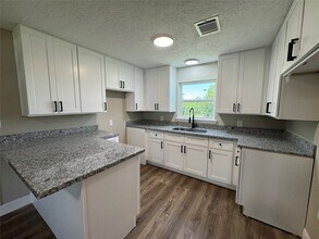 9006 Elm St in Hitchcock, TX - Building Photo - Building Photo