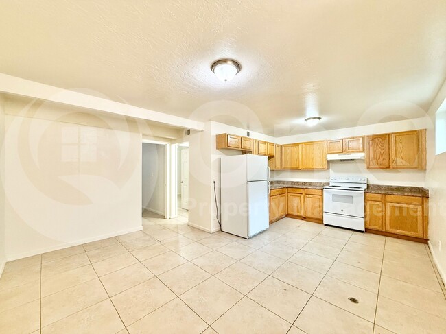 325 S Pioneer in Mesa, AZ - Foto de edificio - Building Photo