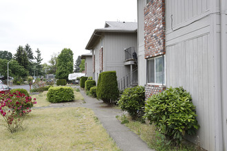 Homewood Manor in Hillsboro, OR - Building Photo - Building Photo