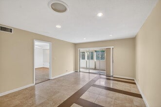 374 Bennington Ln in Greenacres, FL - Building Photo - Building Photo