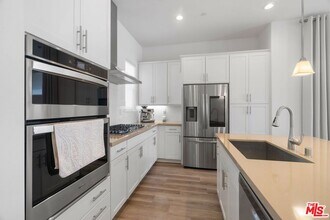 549 Daniel Freeman Cir in Inglewood, CA - Building Photo - Building Photo