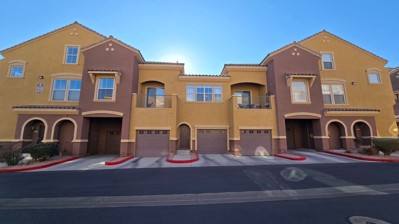 3975 N Hualapai Way in Las Vegas, NV - Building Photo