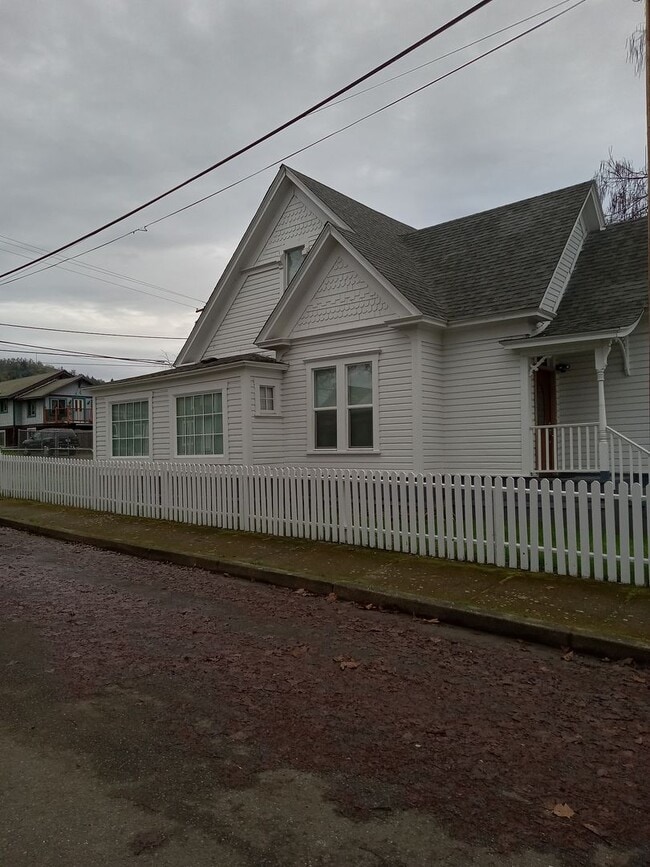 1205 SE Mill St in Roseburg, OR - Building Photo - Building Photo