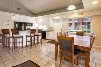 Lakeshore Apartments in Davis, CA - Foto de edificio - Building Photo