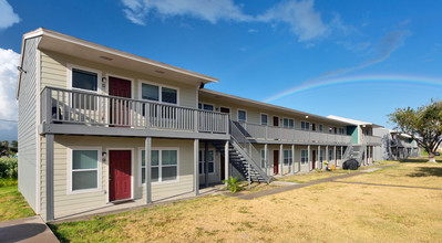 Rockport Oaks Garden Apartments in Rockport, TX - Foto de edificio - Building Photo