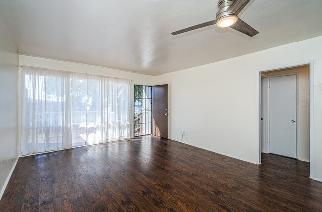 4821 Jumano Ave in San Diego, CA - Foto de edificio - Building Photo