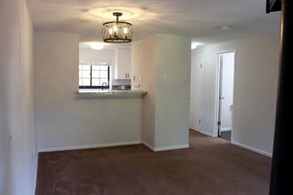 42 N Main St in West Hartford, CT - Building Photo - Building Photo