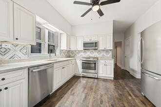 8556 S Muskegon Ave in Chicago, IL - Building Photo - Building Photo
