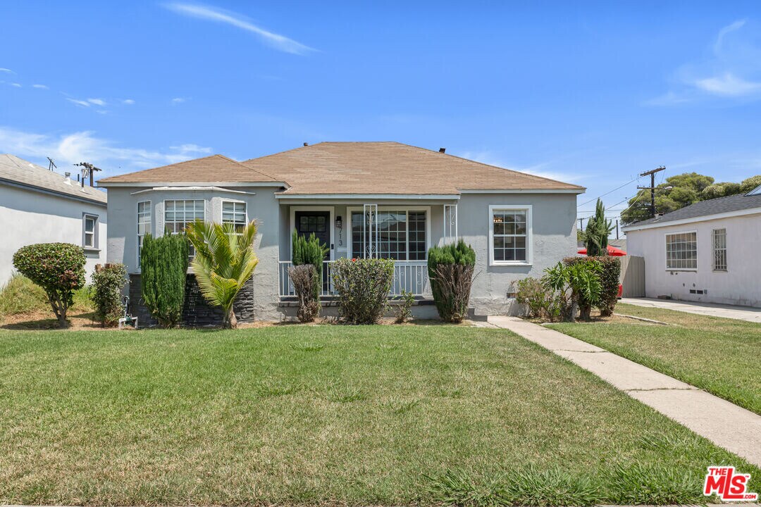 713 W 118th St in Los Angeles, CA - Building Photo