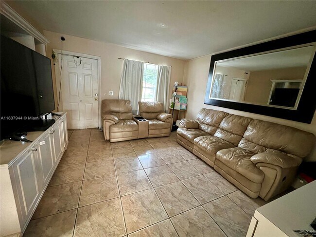 200 SW 11th St in Hallandale Beach, FL - Building Photo - Building Photo