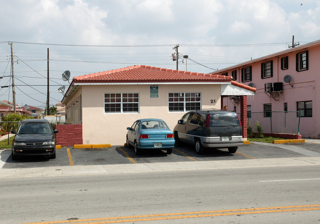 25 W 9th St in Hialeah, FL - Building Photo - Building Photo