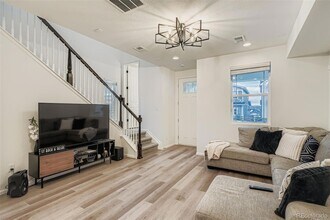 8867 Snake River St in Littleton, CO - Foto de edificio - Building Photo