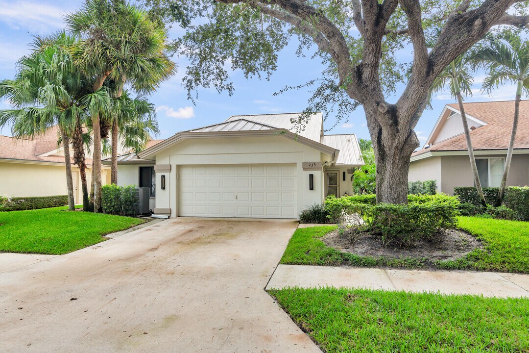 233 River Park Dr in Jupiter, FL - Building Photo