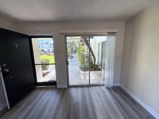 931 W 19th St, Unit 5 in Costa Mesa, CA - Foto de edificio - Building Photo