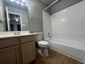 8011 Rustic Park in San Antonio, TX - Foto de edificio - Building Photo