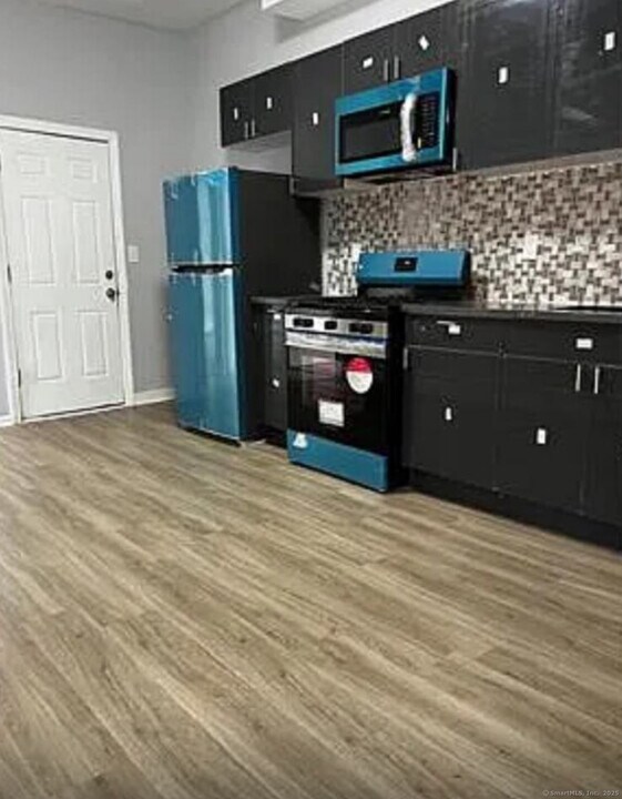 422 E Main St in Bridgeport, CT - Building Photo