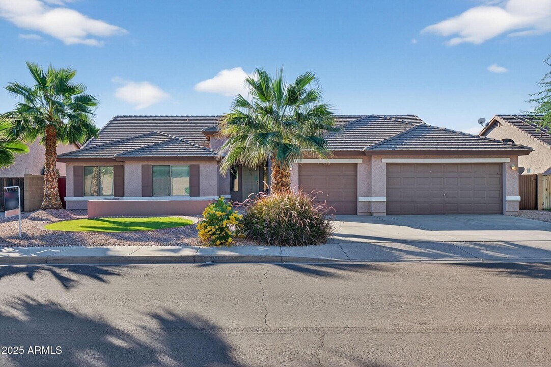 8611 W Alex Ave in Peoria, AZ - Foto de edificio