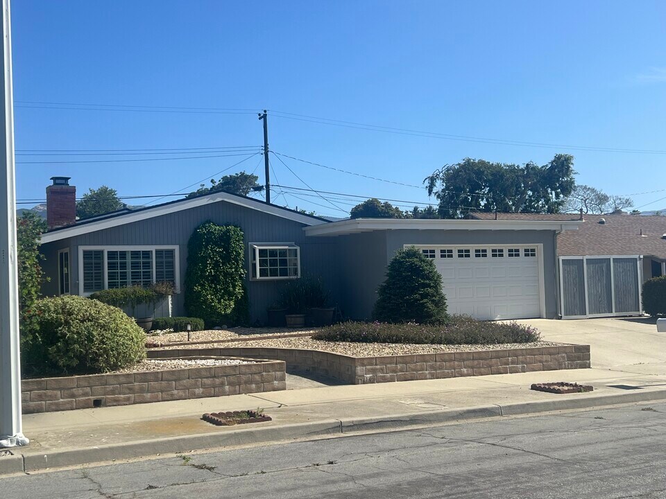 7548 Newport Dr in Goleta, CA - Building Photo