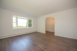 22 Eastover Dr in East Northport, NY - Building Photo - Building Photo