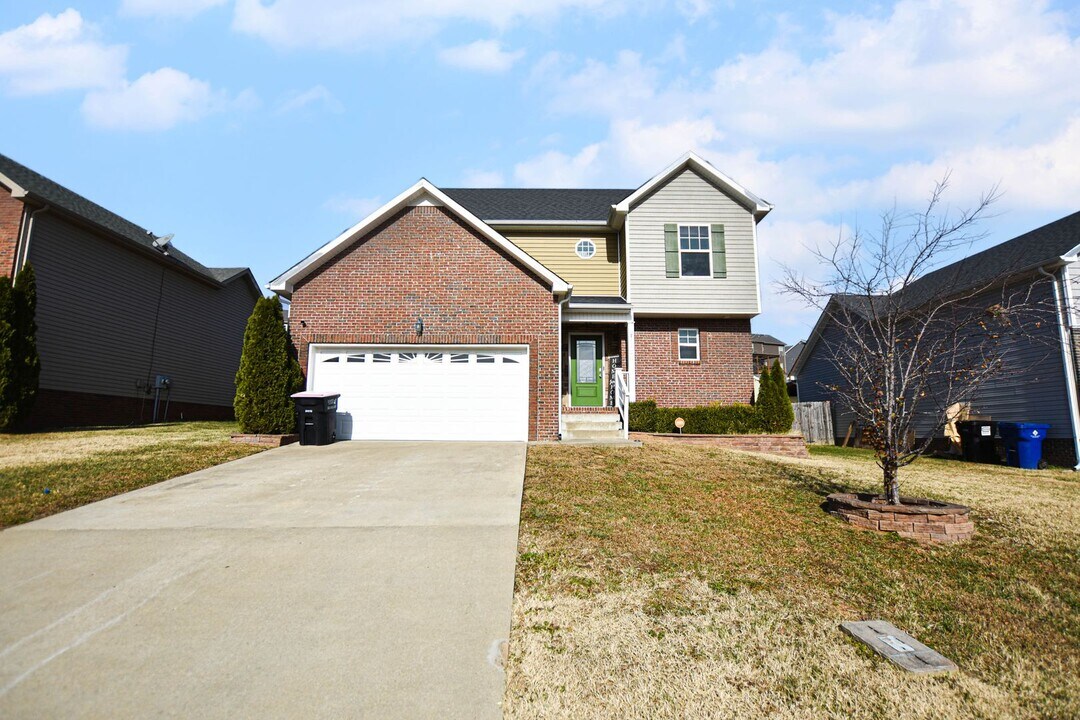 1129 Ishee Dr in Clarksville, TN - Building Photo