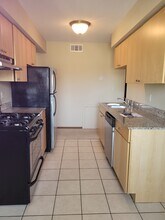 5747 Glenwood Ave, Unit 10 in Minneapolis, MN - Foto de edificio - Building Photo