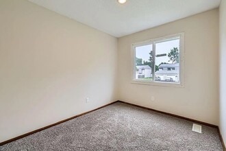 455 107th Ln NW in Minneapolis, MN - Foto de edificio - Building Photo