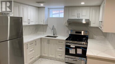 15 Beacham Crescent in Toronto, ON - Building Photo - Building Photo