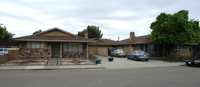 117-119 El Dorado Dr in Pittsburg, CA - Building Photo - Building Photo