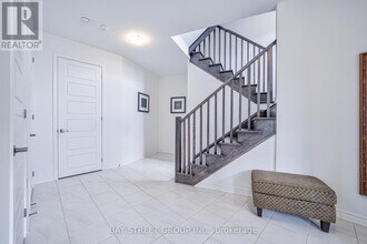 3093 Travertine Dr in Oakville, ON - Building Photo - Building Photo