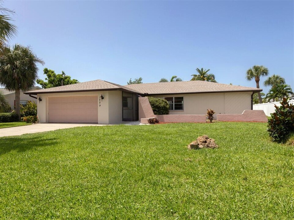 1229 Lucaya Ave in Venice, FL - Building Photo