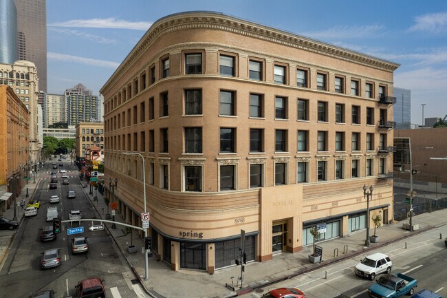 Douglas Building Lofts in Los Angeles, CA - Foto de edificio - Building Photo