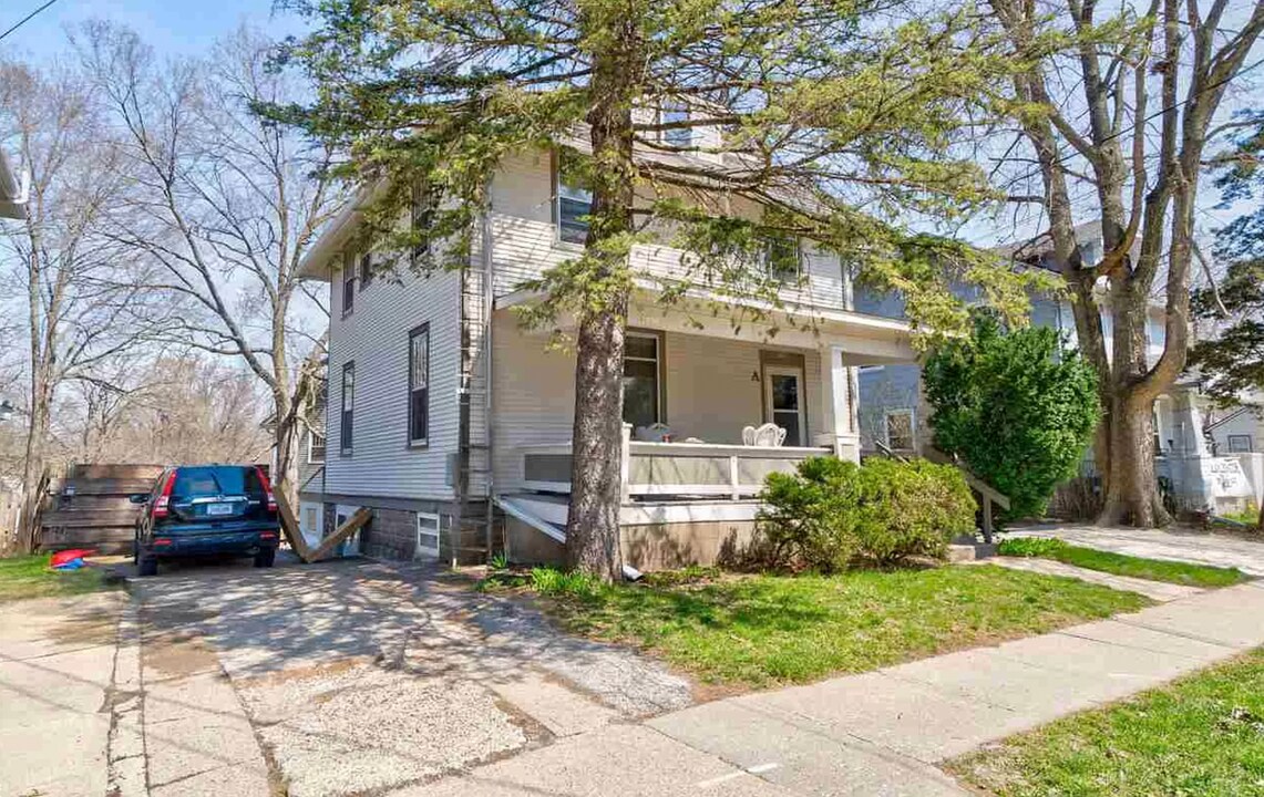 1112 Muscatine Ave, Unit A in Iowa City, IA - Foto de edificio