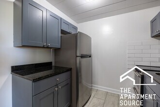 1360 W Touhy Ave in Chicago, IL - Foto de edificio - Building Photo