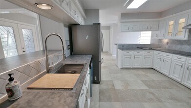 8003 Oakwood Forest Dr in Houston, TX - Building Photo - Building Photo