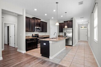 1819 Redmond Brook Ln in Ruskin, FL - Building Photo - Building Photo