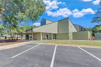 710 Jesse Jewell Pkwy SE in Gainesville, GA - Foto de edificio - Building Photo